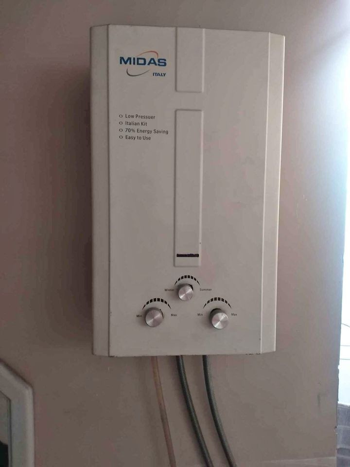 Instant gas geyser